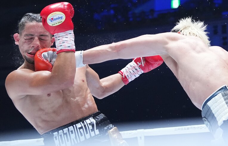 体重を乗せた左ストレートがロドリゲスの顎を直撃　©︎Naoki Fukuda
