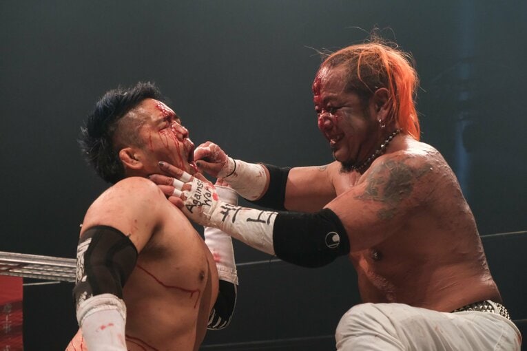 カリスマ葛西純「世の中は無駄な血を一滴も流すな」 頬を串刺し、人間ダーツ…それでもデスマッチが“ただの残虐ショー”ではない理由(22)