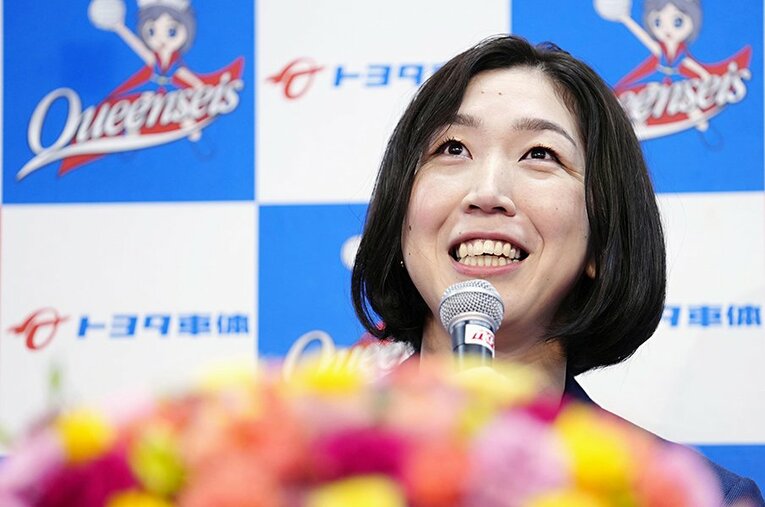 記者の質問に丁寧に言葉を紡ぐ荒木絵里香。清々しい表情が印象的だった ／ photograph by KYODO