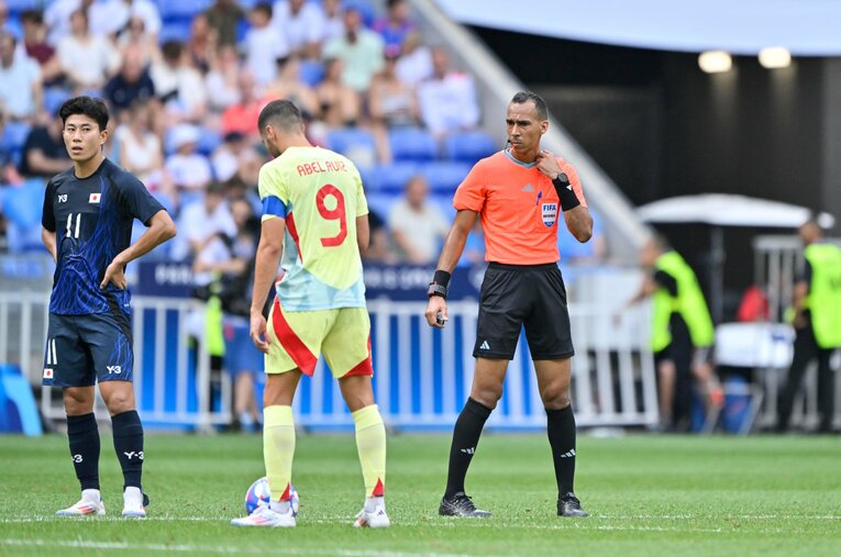 藤田からのパスを細谷が受けた「相手背負ってるのにオフサイド」の一部始終（全20枚中の19枚目）©Takuya Nakachi/JMPA