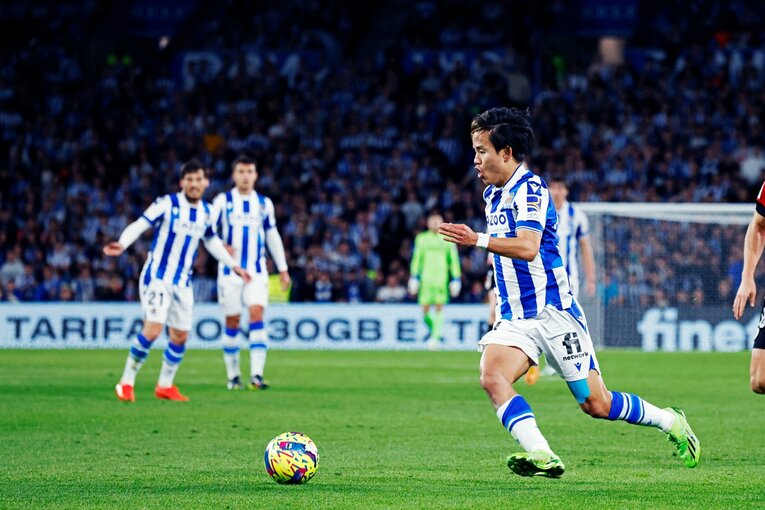 「“クボの疑惑PK”を写真で見ると」「日本代表ユニの少年も」ダービー熱狂のゴラッソ…映像で伝わりきらない“MVP久保建英”の英雄ぶり(2)