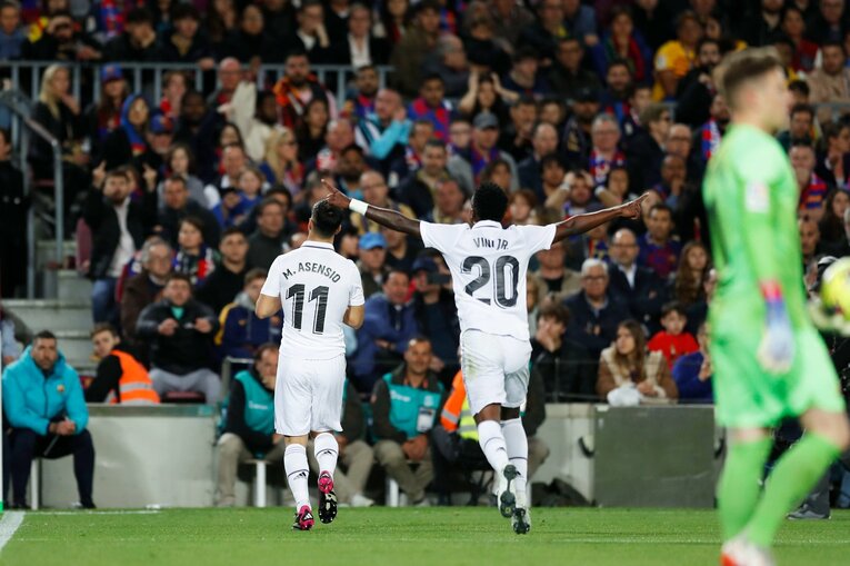 「バルサがメッシ退団後初のリーガ制覇」間近なクラシコの“喜びと憎しみ、一瞬のリスペクト”を撮った「18歳ガビが倒れたレアルDFを…」(44)