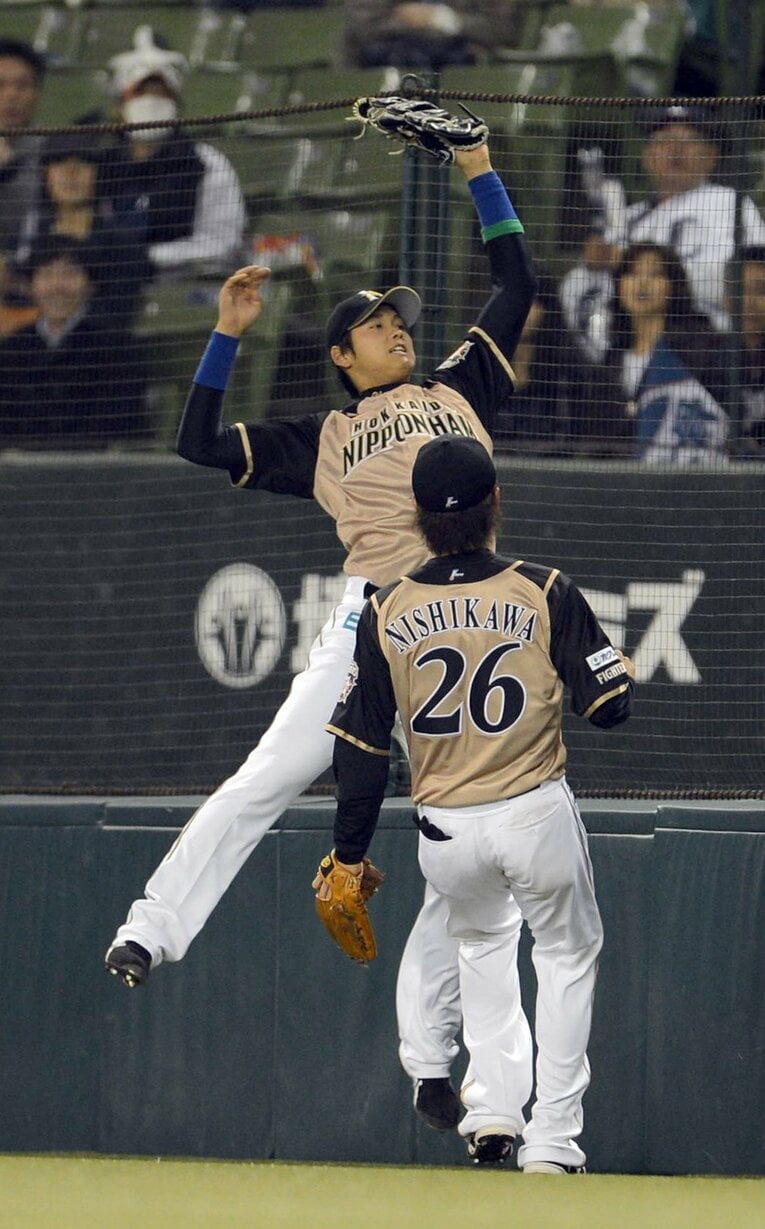 2013年3月29日、西武との開幕戦。ライトで先発し、ジャンピングキャッチをする大谷　©Sankei Shimbun