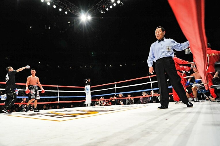 8ラウンド終了後のインターバル、内山のTKO勝ちが決まった。両目ともほとんど見えなくなった三浦が“ギブアップ”した。 ／ photograph by Hiroaki Yamaguchi