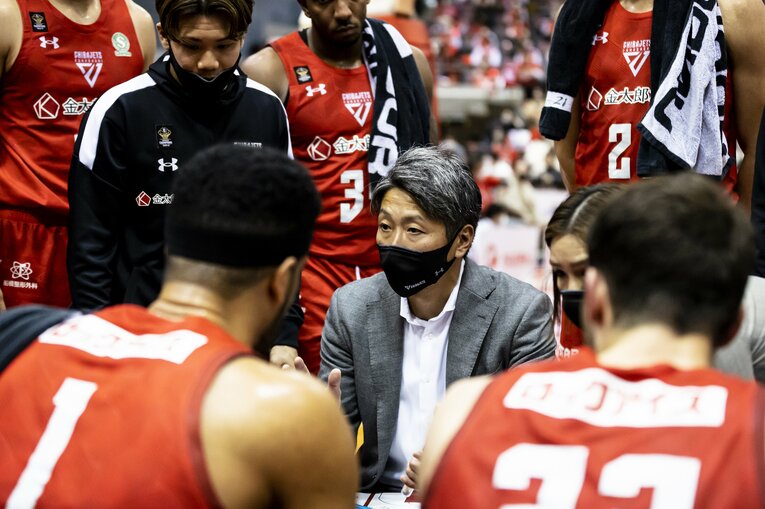 選手に指示を送る大野HC　©CHIBAJETS FUNABASHI/PHOTO:Atsushi Sasaki