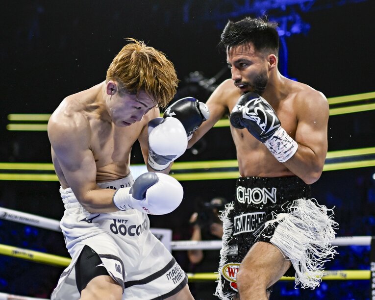 ジャブを中心に、井上相手にも前に出たカルデナス　©Hiroaki finito Yamaguchi