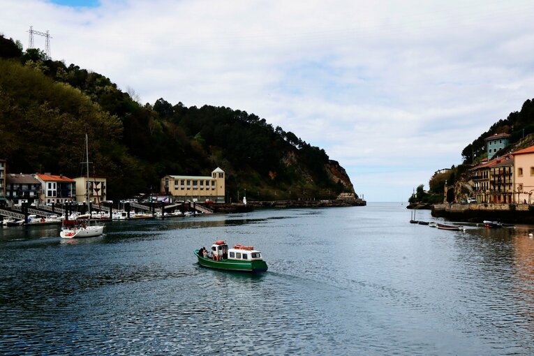 「クボはノルマル（普通）よ」辛口おばあちゃんにバルで遭遇も…カメラマンが撮った久保建英21歳の“軽快ドリブル＋母・祖母のような愛”(48)