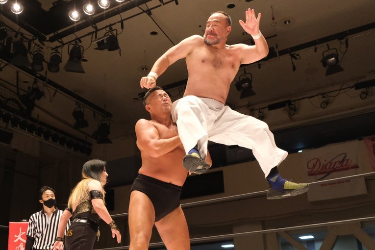 越中の「ケツ」をもろに食らう西村　©Norihiro Hashimoto