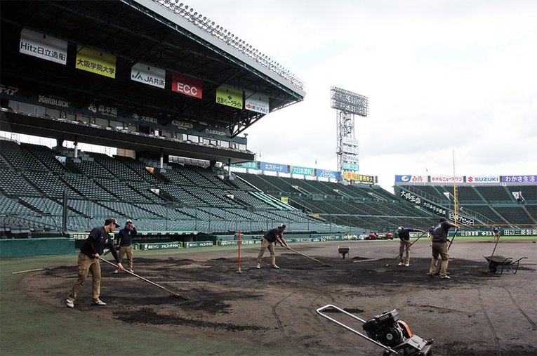 「阪神園芸は神整備だし神対応なのか…」 前夜は雨→甲子園での試合当日朝に《職人の技》をじっくり見せてくれた(12)