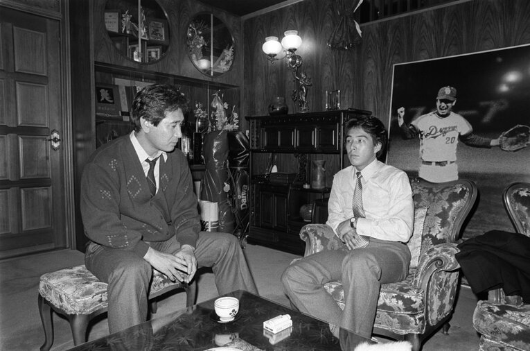 深夜に星野の自宅で説得を受ける牛島　©JIJI PRESS