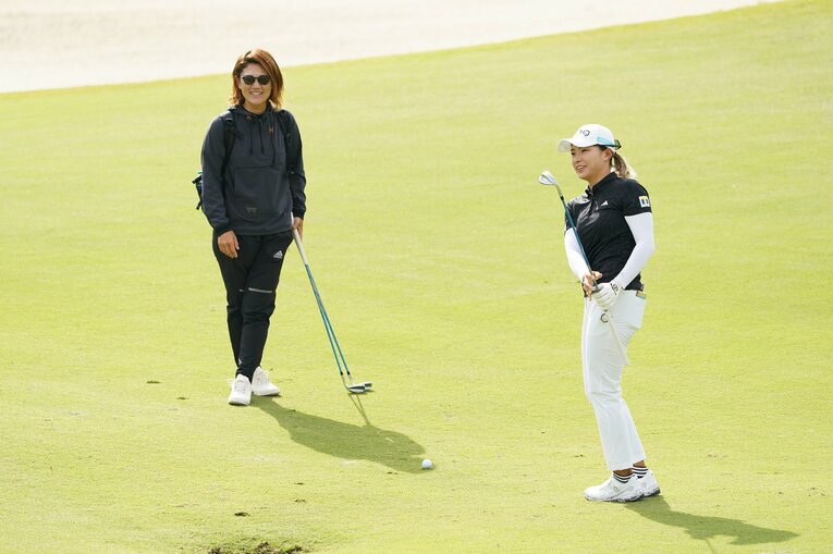 練習日はコンディション不良のため、短いクラブ数本持ってショートゲームだけ確認した渋野日向子　©︎Shizuka Minami