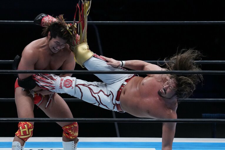 上村優也に延髄斬りを放つ辻陽太　©Essei Hara