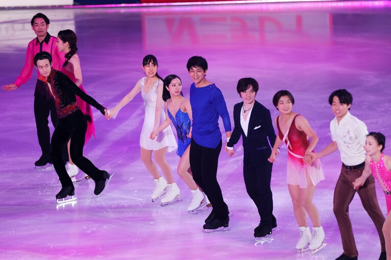 だが、翌日のメダリスト・オン・アイスでは切り替えて笑顔　©AFLO