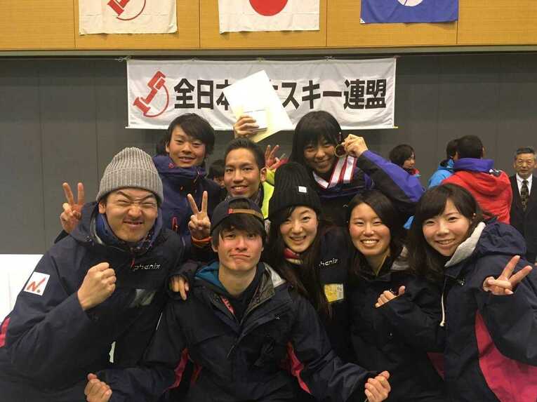 日大時代にはスキー部の主将も務めた金城（後列左から2番目）／本人提供