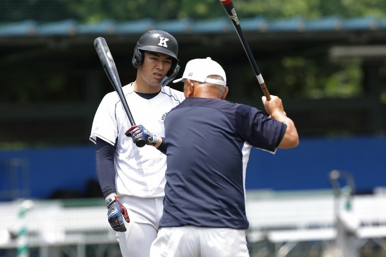 清原正吾に打撃指導を行う慶大・堀井哲也監督 ©Shigeki Yamamoto