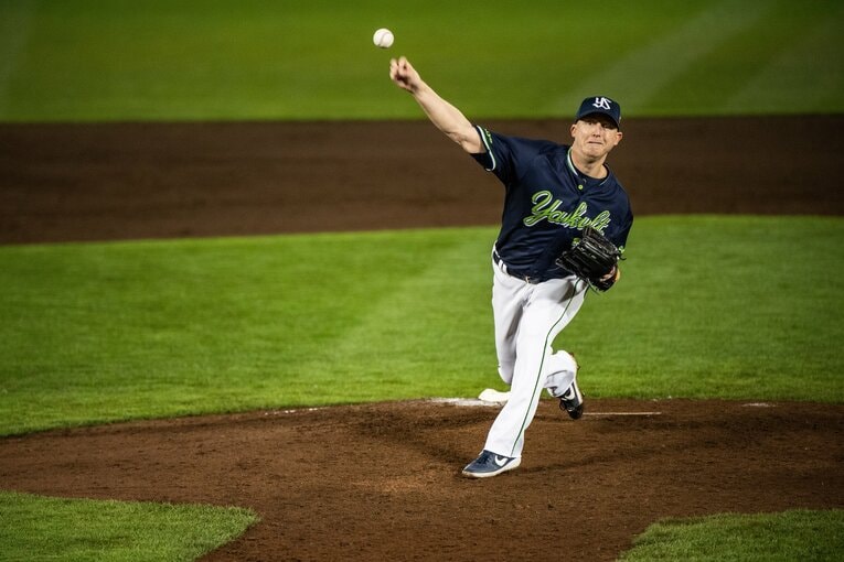 寒さも気にせず半袖姿で熱い投球を見せたマクガフ。第1戦、第5戦と敗戦投手になったものの、高津監督の信頼は最後まで揺るがなかった　©Nanae Suzuki