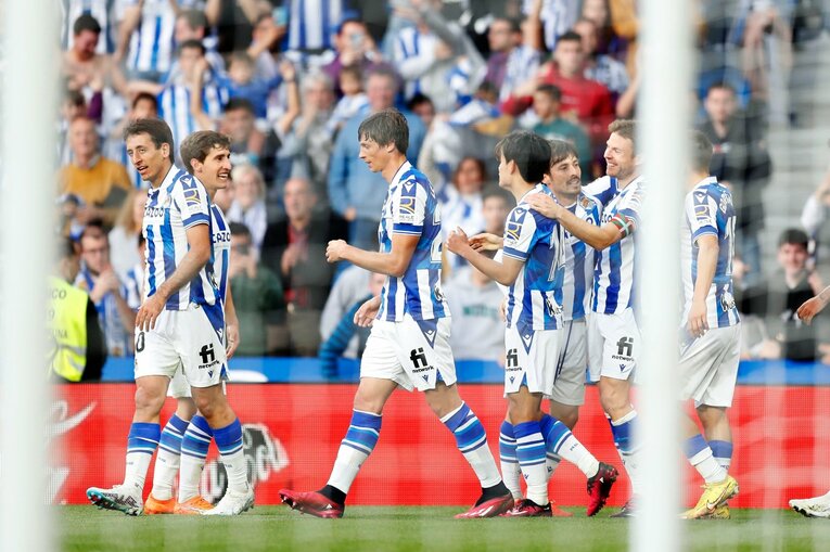 「TAKEあなたは最高です、と日本語で…」久保建英21歳はソシエダで愛される「日本人最多リーガ6点目＋“MVPタケクボ”コール」を撮った(43)