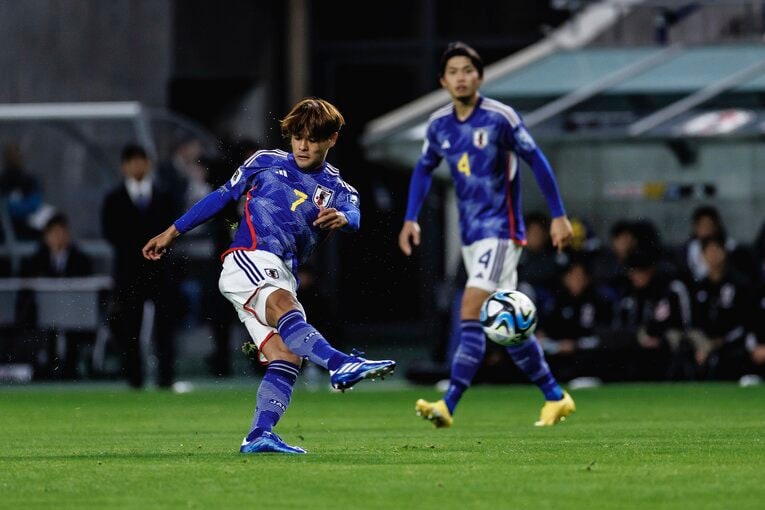 シュートを放つ佐野海舟　©Kiichi Matsumoto