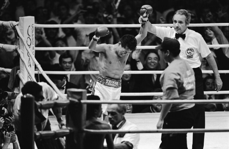 1991年9月、グレグ・リチャードソンをTKOで撃破し世界王者に。リング上で感極まる辰吉丈一郎　©JIJI PRESS