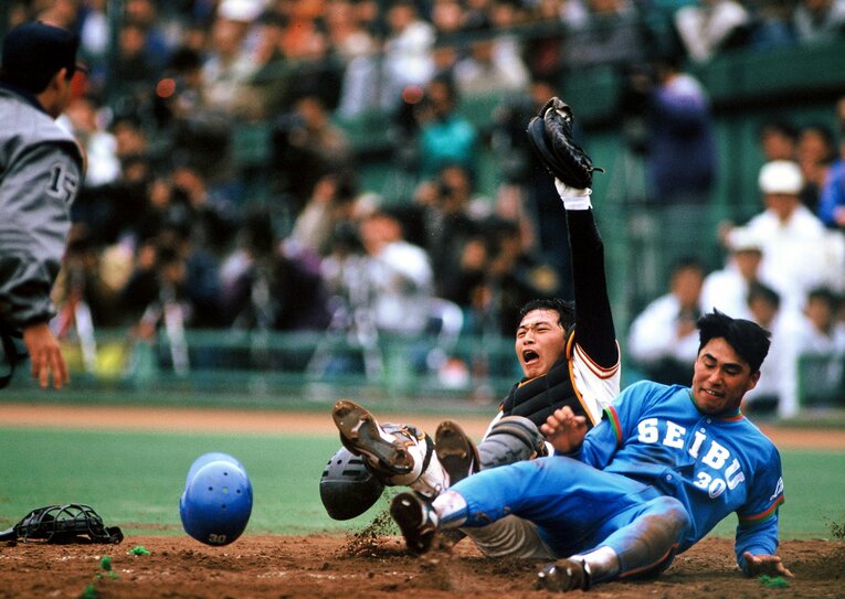 1990年にベストナイン受賞した村田。94年、96年には最優秀バッテリー賞に（それぞれ桑田真澄、斎藤雅樹と）。写真は1993年オープン戦で　©BUNGEISHUNJU