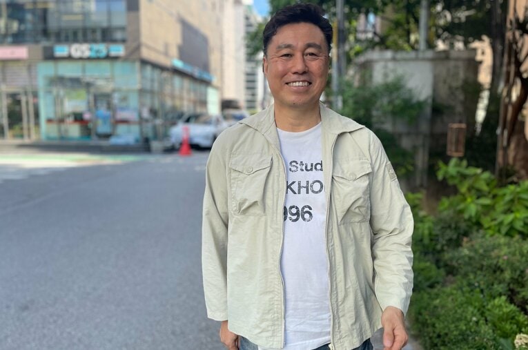 2019年に脳梗塞を患った盧廷潤（55歳）。右半身に後遺症が残るが、懸命なリハビリのおかげで病を乗り越えた ／ photograph by Ryosuke Tanikawa