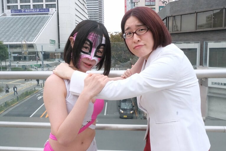 覆面女子レスラーHARUKAZEとおおのまりあのお笑いコンビ「ネバーギブアップ」　©Norihiro Hashimoto