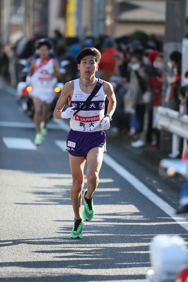 一度、田澤廉に抜かれるが…「史上最高の2区」を制した吉居大和（当時・中央大3年生）。2023年箱根駅伝2区 ©JMPA