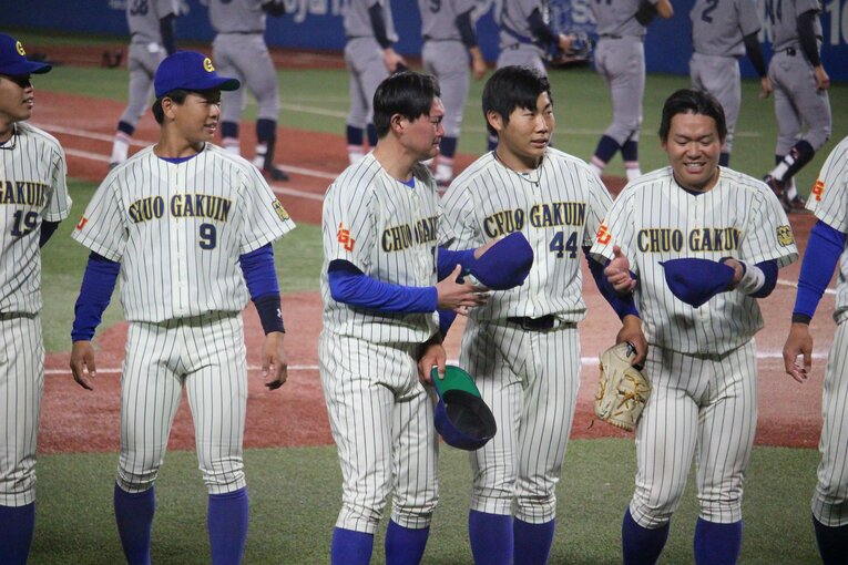 涙する中央学院大・畔柳光と山崎凪　©︎Yu Takagi