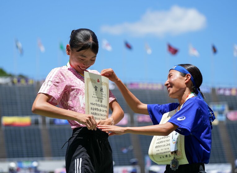 表彰式でようやく笑顔を見せた久保　©Satoshi Wada