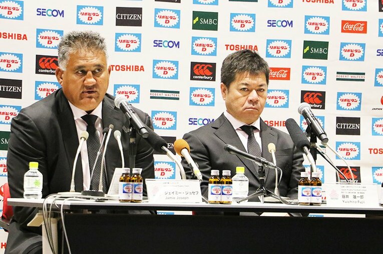 ジェイミー・ジョセフHC（左）と並んで会見に出席する藤井雄一郎強化委員長。2023年フランス大会へ向けて、日本ラグビーは再び歩みを進めている。 ／ photograph by Nobuhiko Otomo