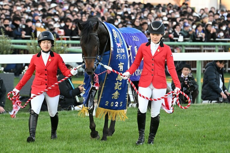 優勝レイをかけられたミュージアムマイル　©Keiji Ishikawa