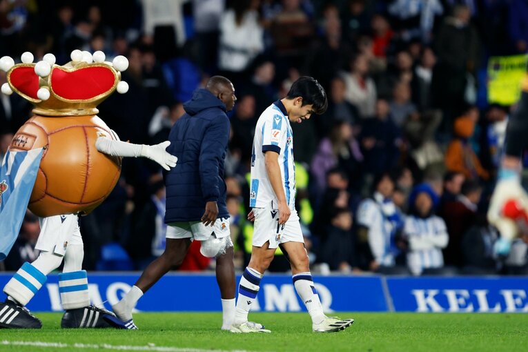 敗北に肩を落とす久保　©Daisuke Nakashima