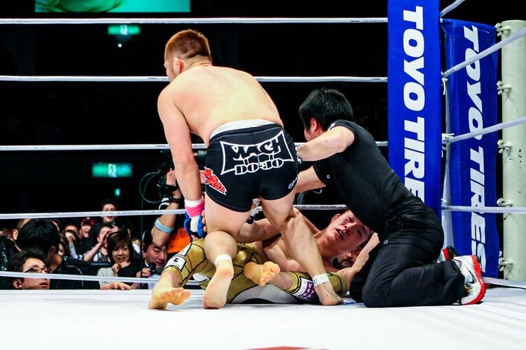 階級差によるパワーの違いもあり、1ラウンドわずか27秒でKO負けを喫した　©Susumu Nagao
