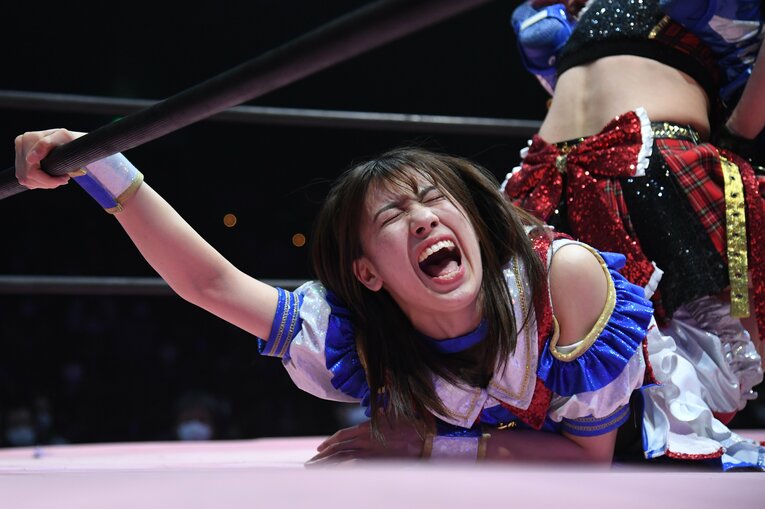 苦痛に顔を歪めながら、かろうじてロープに逃れる荒井優希