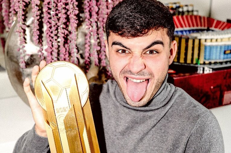 21歳以下の最優秀選手に贈られるコパ・トロフィーを抱いておどけるペドリ。過去2回の受賞者はムバッペとデリフト ／ photograph by L’Équipe