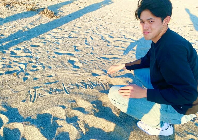 侍ジャパンの試合を終えて、そのまま岩手に向かった佐々木朗希。写真は陸前高田の海岸にて ／ photograph by Chiba Lotte Marines