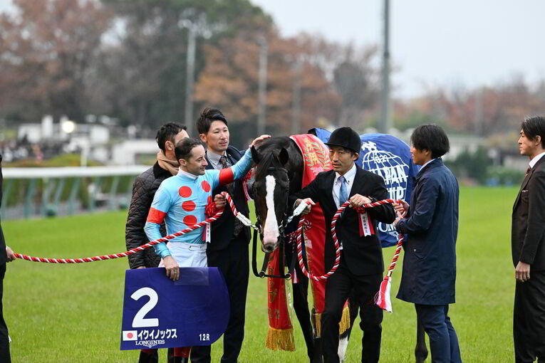 イクイノックスの首筋を撫でるルメール　©Keiji Ishikawa