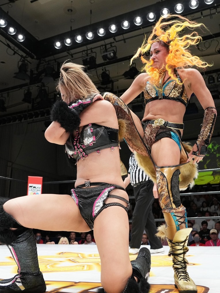 桜井麻衣の背後からジュリアのヒザが炸裂　©Essei Hara