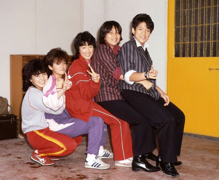 右からクラッシュギャルズ（ライオネス飛鳥と長与千種）、加藤悦子、永友香奈子、小倉由美　©東京スポーツ新聞社