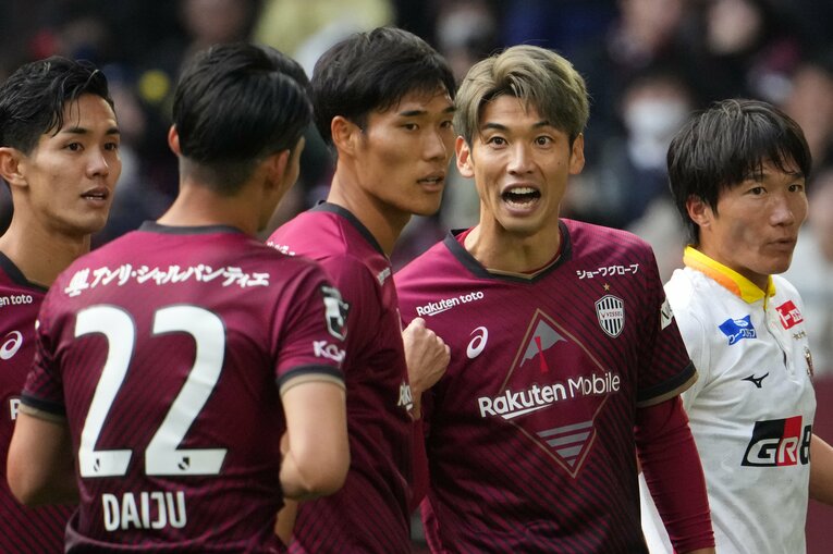 佐々木大樹に声をかける大迫勇也　©Masashi Hara