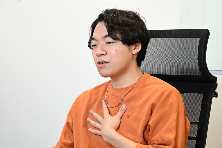 インタビューに答える伊沢拓司　©Keiji Ishikawa