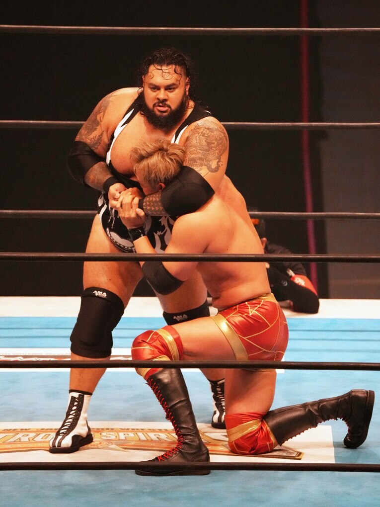 WWEに切られた男の逆襲…160キロの“空飛ぶ怪物”ジョナが『G1』本命オカダ・カズチカを圧殺「オレはデカすぎて、強すぎて、無敵すぎる」(9)