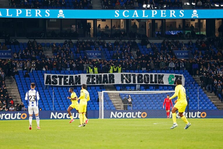 日程やキックオフ時間に関し、抗議のためゴール裏席を空席にして抗議の姿勢を見せたサポーター　©Daisuke Nakashima