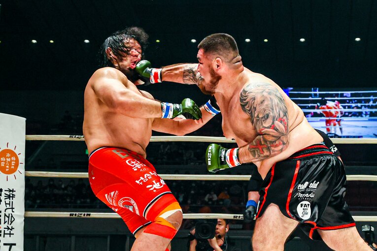 RIZIN初出場となった2020年2月の『RIZIN.21』で、ロッキー・マルティネスのパンチを被弾する関根　©RIZIN FF Susumu Nagao