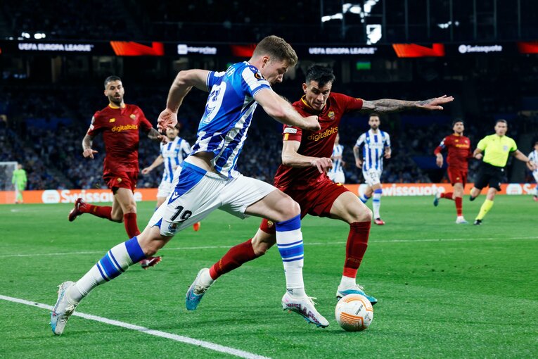 久保建英がELで味わった「先発落ち→敗退」での怒り・悲しみを撮った「タケ！と不調ソシエダサポが期待したが…」〈代表合流前にゴール〉(30)