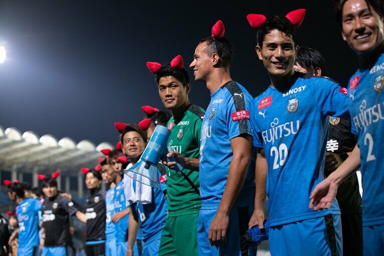 2019年の「けんけつちゃんカチューシャ」をつける選手たち　※クラブ提供