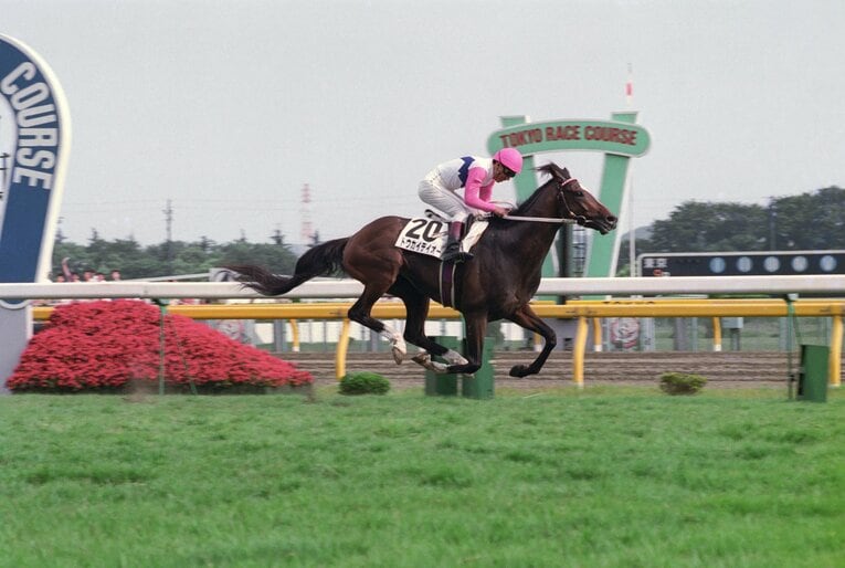 日本ダービーを駆け抜けるトウカイテイオー　©JIJI PRESS