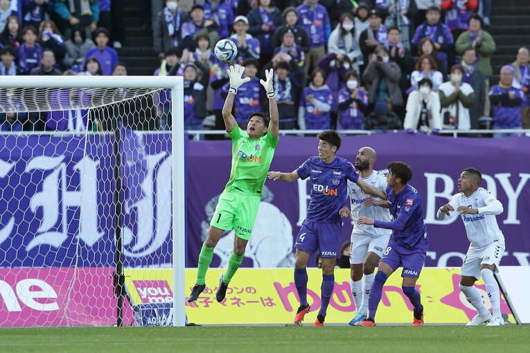 大迫に代わってピッチに入った林も好プレーを見せた　©J.LEAGUE