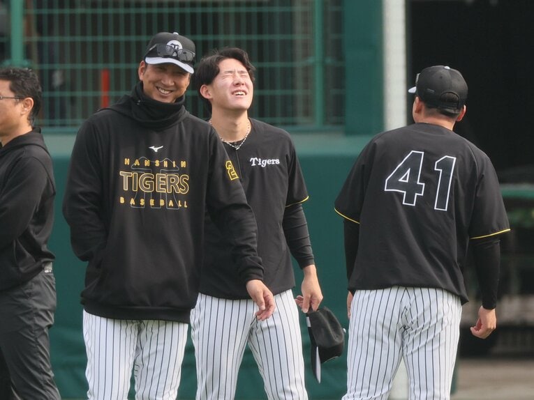 富田、村上（41番）らと談笑する藤川監督　©︎Sankei Shimbun