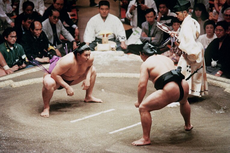 鋭い眼光で横綱に挑む前頭筆頭の18歳貴花田（平成3年夏場所／1991年5月12日）。同場所3日目、貴闘力にも黒星を喫した千代の富士はその晩に現役引退を表明した　©︎JIJI PRESS